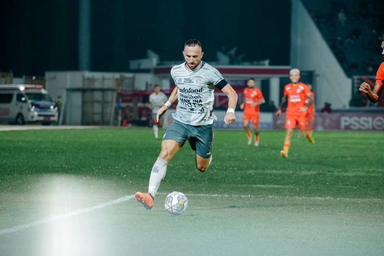 Aksi Ilija Spasojevic dalam laga pekan ke-32 Liga 1 2022-2023 antara Borneo FC vs Bali United di Stadion Segiri, Samarinda, Kalimantan Timur, Senin (3/4/2023). Terbaru, Spaso mencetak dua gol yang membawa Bali United menang 3-2 atas PSM Makassar pada pekan kedelapan Liga 1 2023-24, Jumat (11/8/2023).