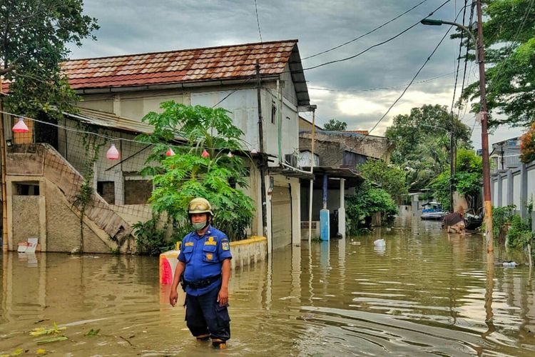 Petugas Suku Dinas Penanggulangan Kebakaran dan Penyelamatan (Gulkarmat) memantau lokasi banjir di kawasan Kelurahan Bidara Cina, Jatinegara, Jakarta Timur, Senin (10/10/2022).