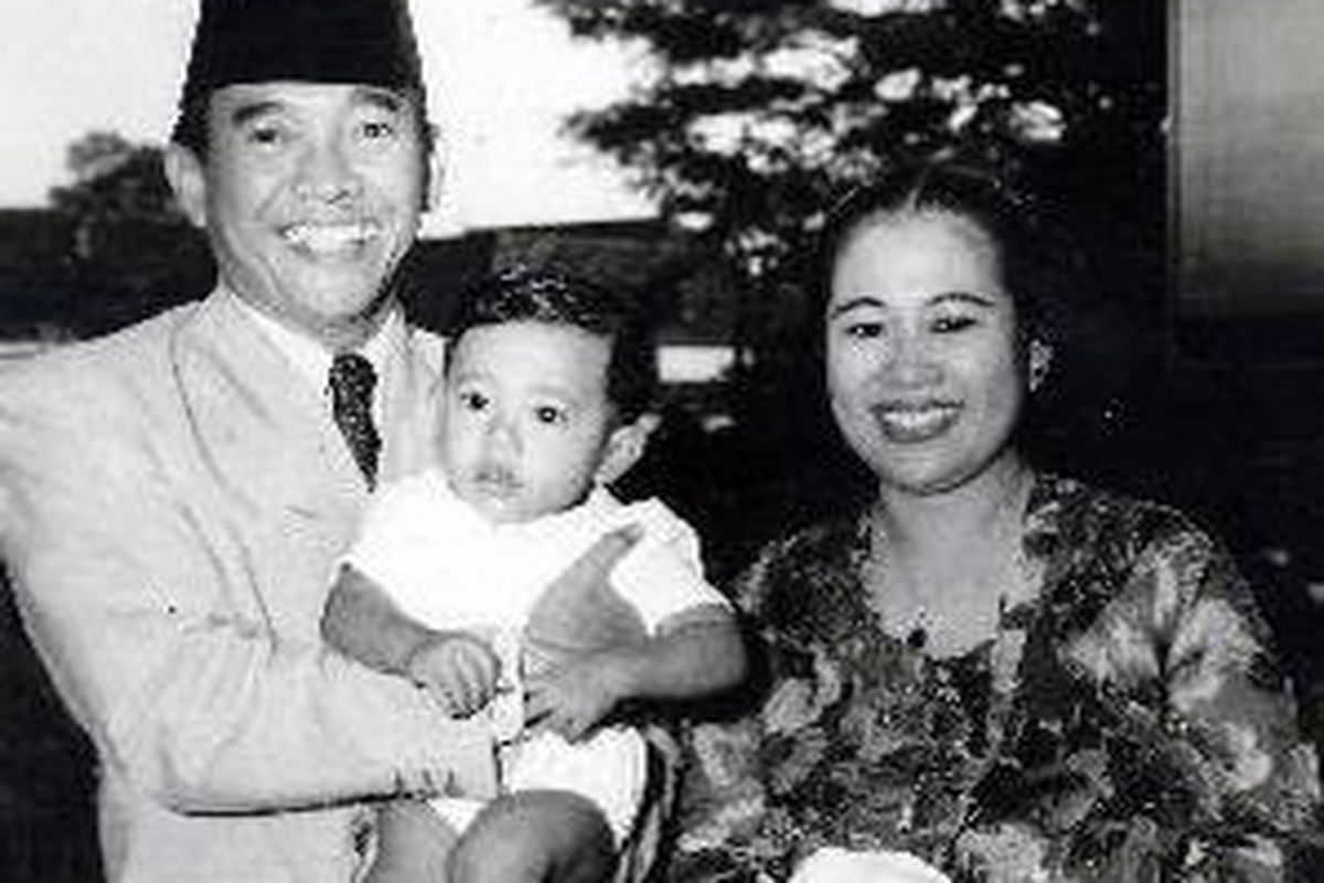 Soekarno dan Fatmawati bersama putera bungsu Moh. Guruh Sukarnoputra Priyanto