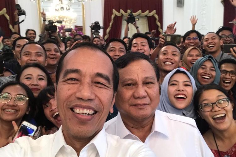 Presiden Joko Widodo dan Ketua Umum Partai Gerindra Prabowo Subianto selfie dengan wartawan seusai keduanya bertemu di Istana Kepresidenan, Jakarta, Jumat (11/9/2019). 