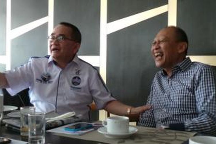 Anggota Dewan Pembina Partai Demokrat, Pramono Edhie Wibowo dan Ruhut Sitompul saat berbincang sebelum kampanye perdana Partai Demokrat di Magelang, Jawa Tengah, Minggu (16/3/2014).