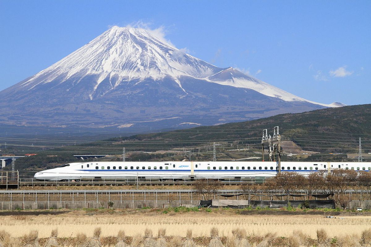 Jalur kereta cepat Tokaido Shinkansen di Jepang yang menjadi jalur kereta api berkecepatan tinggi pertama di dunia.