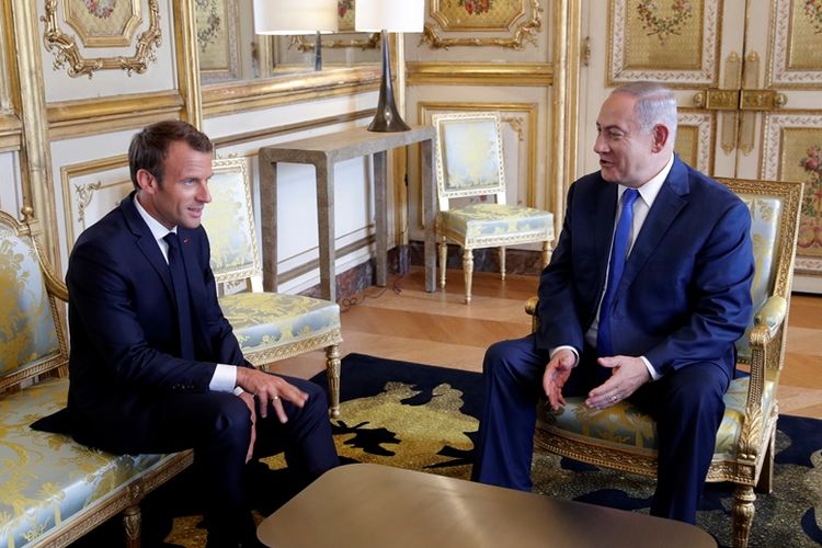 Presiden Perancis Emmanuel Macron (kiri) berbincang dengan Perdana Menteri Israel Benjamin Netanyahu di Istana Elysee, Paris, Selasa (5/6/2018).