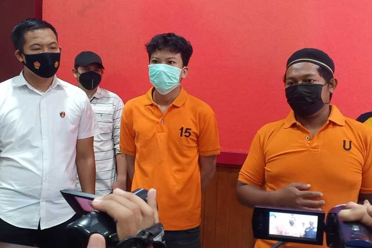 Dua pria perserta iring iringan pengantar jenazah dibekuk Tim Anti Bandit Polres Gowa, Sulawesi Selatan lantaran mengeroyok anggota TNI di jalan raya