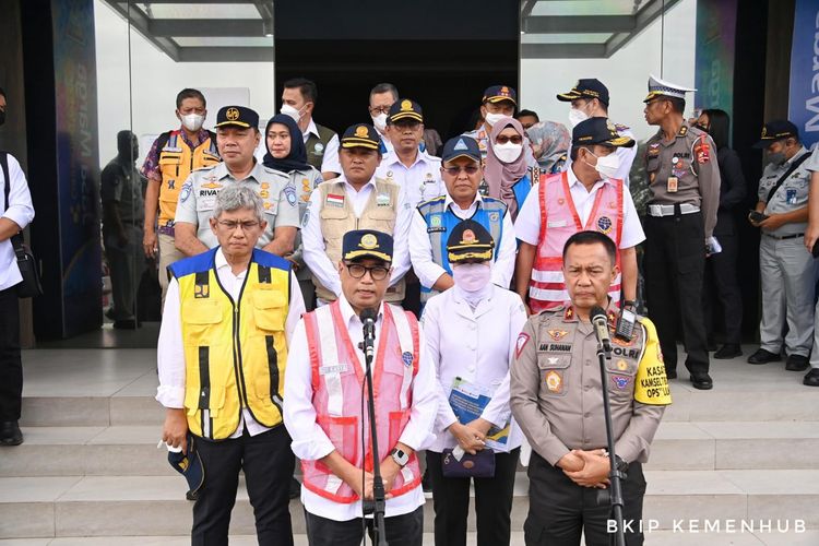 Menteri Perhubungan Budi Karya Sumadi saat meninjau jalur tol Jakarta-Cikampek, Jumat (23/12/2022).