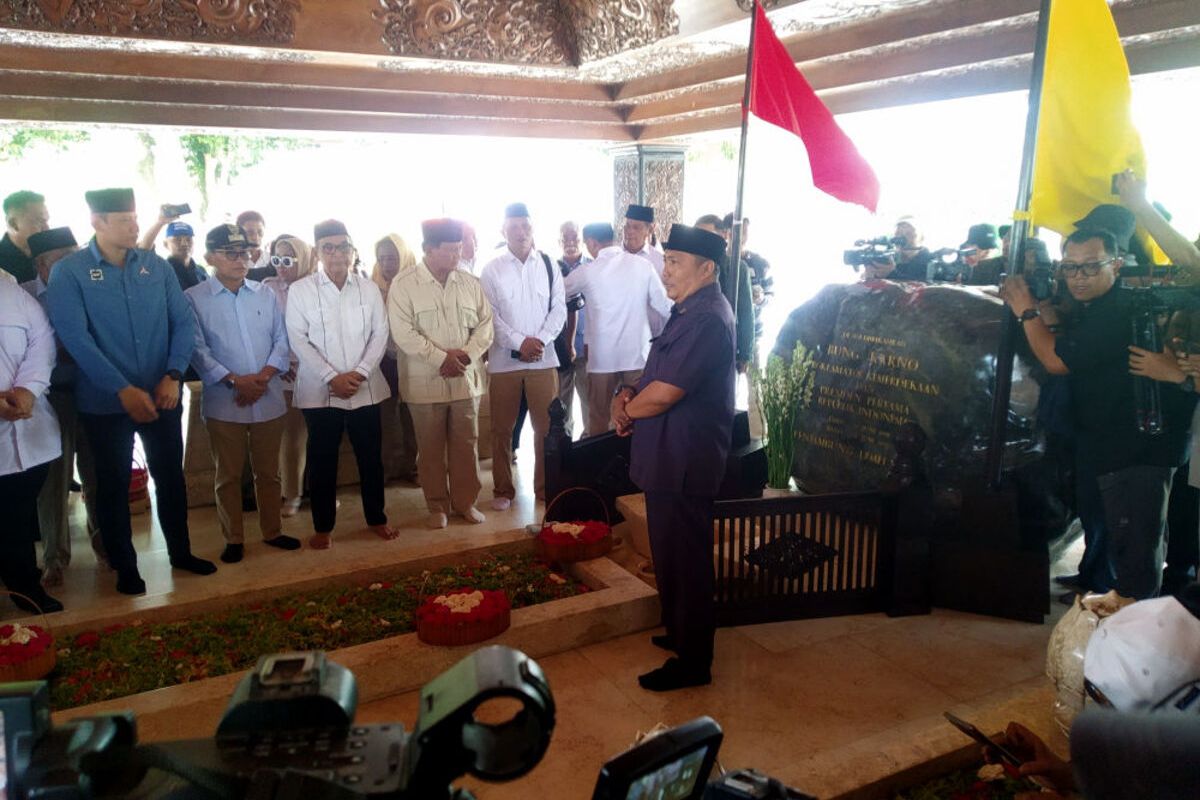 Capres Prabowo Subianto berdoa di depan pusara Makam Presiden Soekarno di Kota Blitar, Minggu (17/12/2023). Prabowo didampingi oleh Ketua Umum Partai Demokrat AHY dan Wakil Gubernur Jawa Timur Emil Dardak