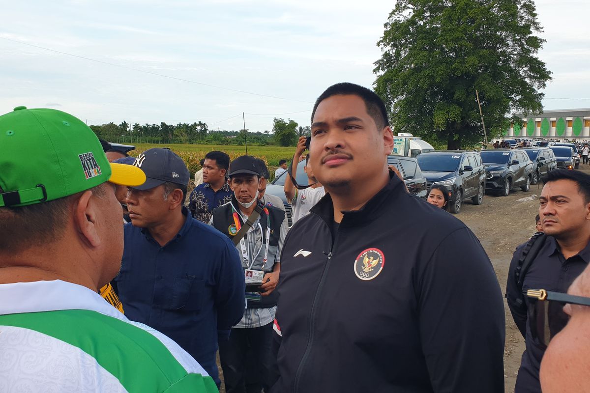 Menpora Dito Ariotedjo saat berkunjung ke venue Bola Voli Indoor di Desa Sena, Kabupaten Deli Serdang pada Jumat (13/9/2024).