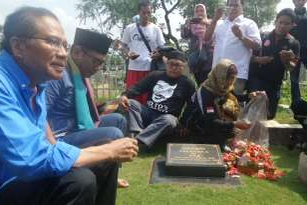 Mantan Menteri Koordinator Bidang Kemaritiman Rizal Ramli  didampingi Biem Benyamin, menyambangi makam komedian Benyamin Sueb di Tempat Pemakaman Umum (TPU) Karet Bivak, Jakarta Pusat, Senin (5/9/2016)