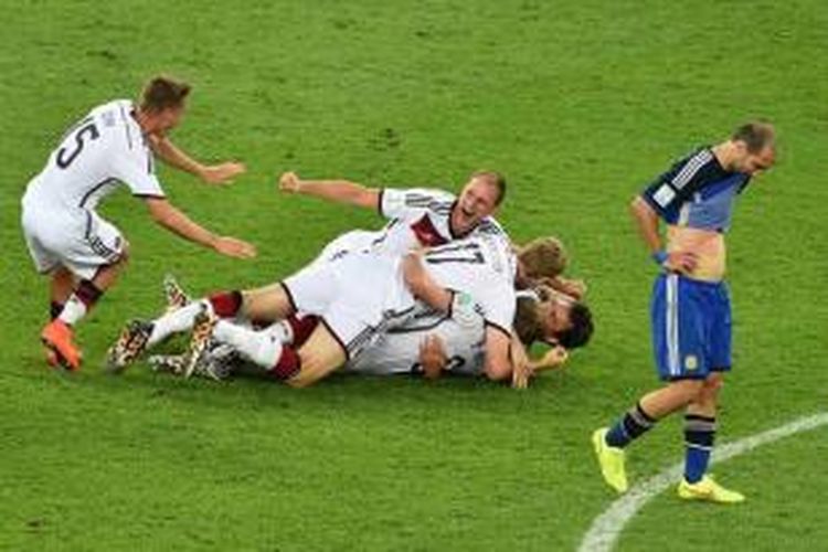 Pemain Jerman berselebrasi setelah laga final Piala Dunia 2014, di Maracana Stadium, Rio de Janeiro, 13 Juli 2014. Jerman menang dengan skor 1-0 lewat kaki Mario Goetze yang dicetak pada babak tambahan.