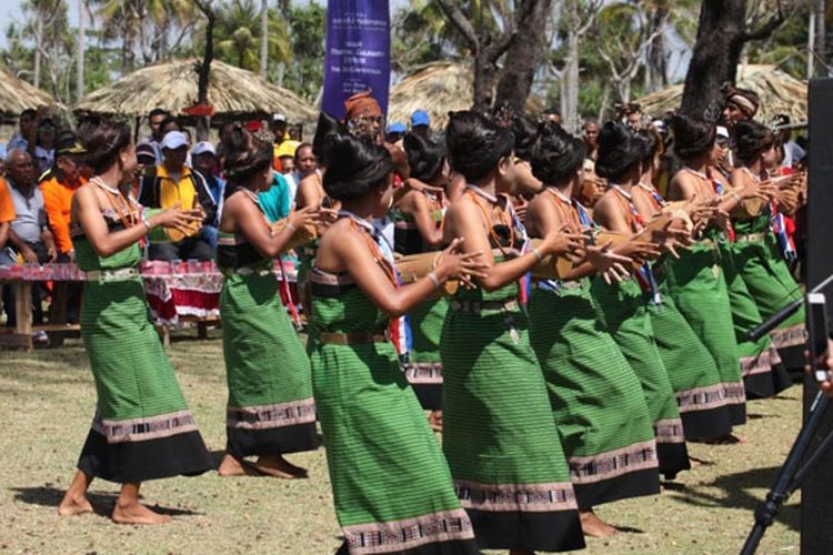 Tarian tradisional khas Malaka yaitu tari Likurai tampil di hari pertama penyelenggaraan Festival Cross Border Malaka (FCBM) 2018 di Kabupaten Malaka, Nusa Tenggara Timur (NTT), Kamis (23/8/2018).