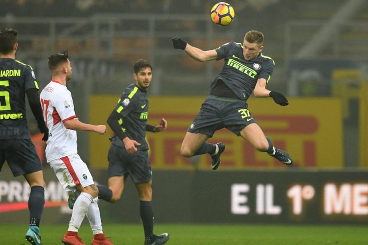 Bek Inter Milan, Milan Skrinniar, menyundul bola pada pertandingan Coppa Italia versus Pordenone di Stadion Giuseppe Meazza, Selasa (12/12/2017).