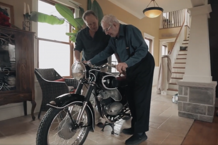Seorang kakek berumur 90 tahun dipertemukan kembali dengan motor klasik miliknya yaitu DKW 1956 setelah 60 tahun berpisah.