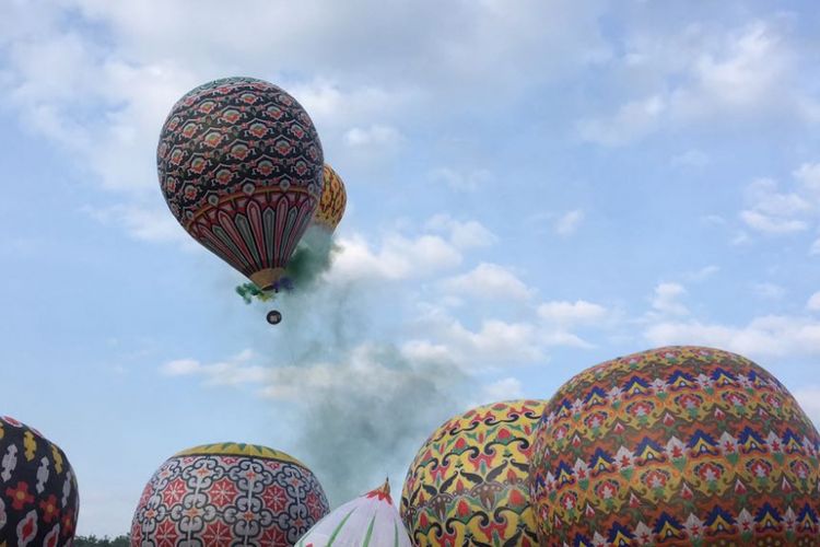 Suasana penyelenggaraan Java Balloon Festival 2018 di Kabupaten Wonosobo, Provinsi Jawa Tengah, Selasa (19/6/2018). Festival diadakan Kementerian Perhubungan bersama AirNav Indonesia dalam rangka meredam maraknya balon udara liar yang membahayakan keselamatan penerbangan dalam beberapa hari terakhir.