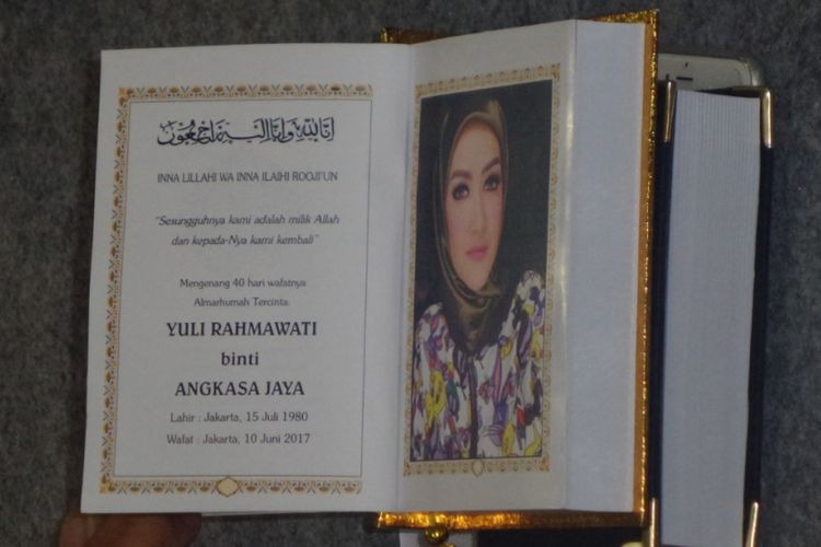 Buku yasin yang dibagikan pihak keluarga Julia Perez dalam rangka tahlilan 40 hari meninggalnya sang penyanyi dangdut pelantun Belah Duren di Raffles Hills, Cibubur, Jakarta Timur, Rabu (19/7/2017) malam.