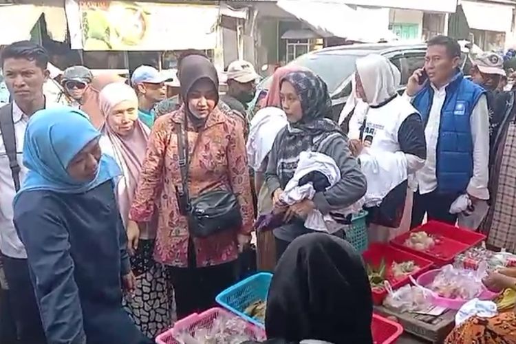 Kampanye di Lamongan, Khofifah Dapat Keluhan Harga Ikan dan Kuota Solar