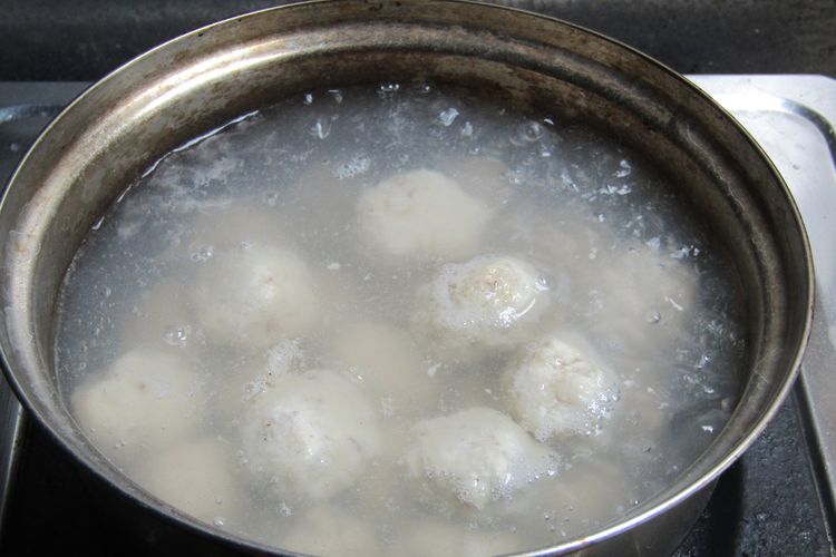 Ilustrasi bakso sedang direbus. 