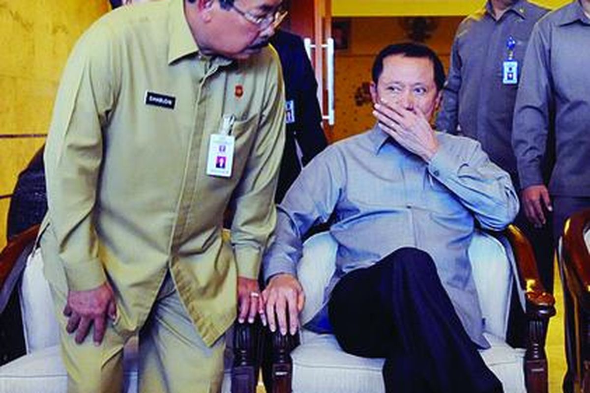 Menteri Hukum dan Hak Asasi Manusia Amir Syamsuddin (kanan) didampingi Dirjen Pemasyarakatan Sihabudin saat konferensi pers di kantor Kementerian Hukum dan Hak Asasi Manusia, Jakarta, Rabu (4/4), terkait dugaan pemukulan terhadap sipir di Lembaga Pemasyarakatan Pekanbaru oleh Wakil Menkumham Denny Indrayana.