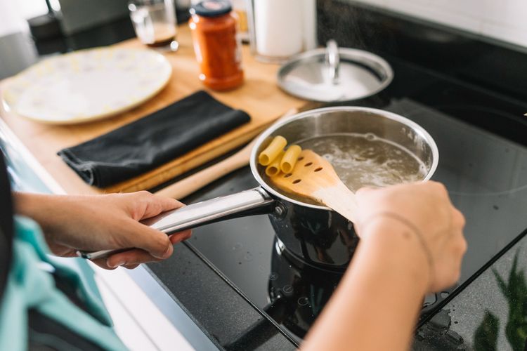 Ilustrasi kompor induksi, memasak di kompor induksi. 