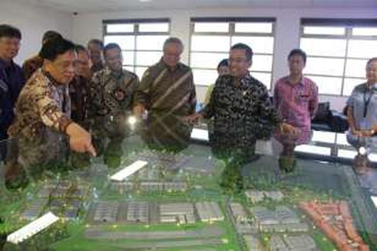 Menteri Perindustrian Saleh Husin mendengarkan penjelasan dari Wakil Presiden Direktur PT Gajah Tunggal Budhi Santoso Tanasaleh mengenai Fasilitas Uji Produk Ban (Proving Ground) milik PT Gajah Tunggal disaksikan Presiden Direktur PT Gajah Tunggal Christopher Chan Siew Choong di Karawang, 19 Mei 2016.