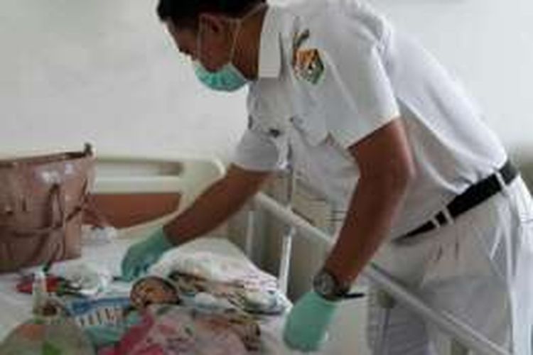 Petugas RS Bahteramas Sultra tengah memeriksa kondisi salah satu bayi kembar yang dirawat akibat menderita penyakit gizi buruk