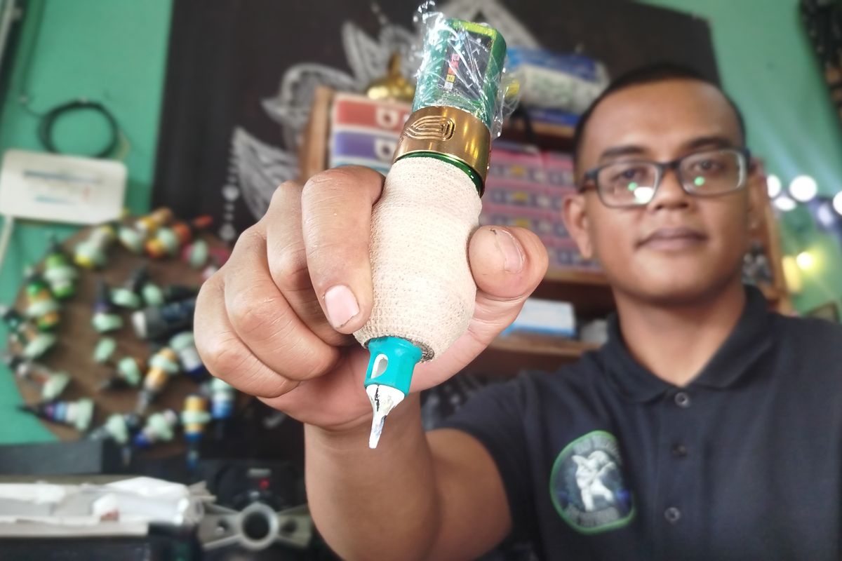 Fiki Susanto, Seniman tato Banyuwangi menunjukkan alat tato, Minggu (9/2/2025).