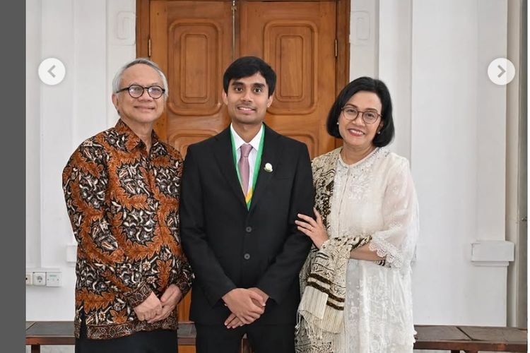 Anak mantan Menkeu Sri Mulyani, Adwin Haryo berhasil lulus Dokter Spesialis Penyakit Dalam di UI.