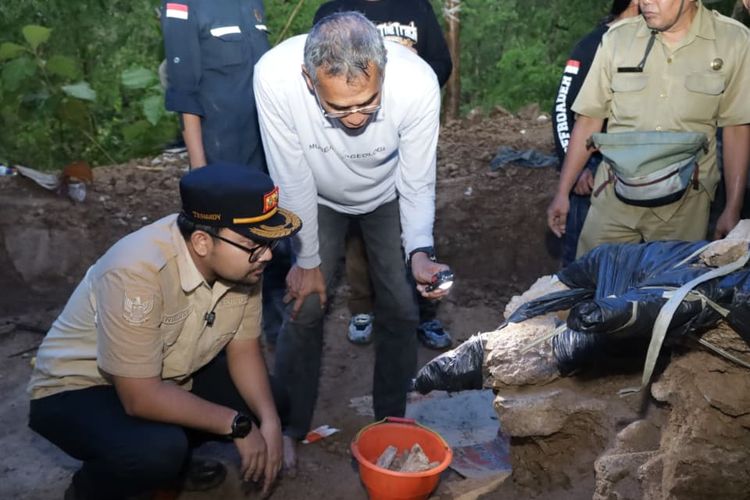 Wakil Bupati Nganjuk, Trihandy Cahyo Saputro (memakai topi), saat mengecek fosil stegodon yang tengah diekskavasi di di Hutan Tritik, Kecamatan Rejoso, Kabupaten Nganjuk, Jawa Timur, Selasa (21/10/2025) sore
