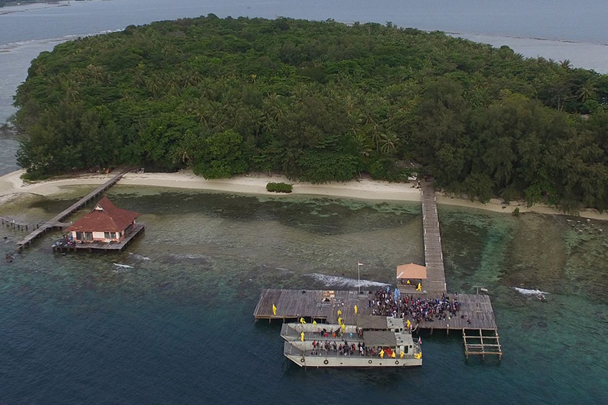 Foto aerial WNI ABK World Dream berjalan setibanya di Pulau Sebaru Kecil untuk menjalani observasi di Kepulauan Seribu, Jakarta, Jumat (28/2/2020). Selanjutnya, para WNI itu akan melanjutkan 14 hari masa observasi usai dipulangkan dari Hong Kong akibat mewabahnya virus corona (Covid-19).