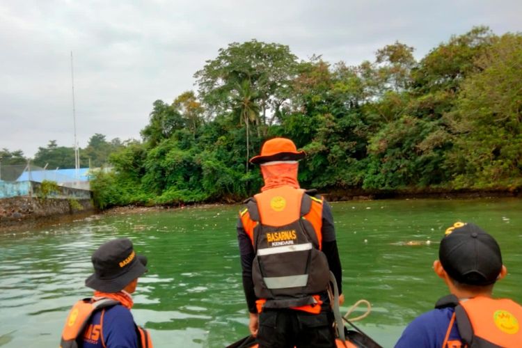 Anggota Tim SAR gabungan tengah menyisir lokasi kecelakaan perahu motor yang tenggelam, hingga menyebabkan satu orang pemancing hilang di Teluk Kendari. (Foto Dokumentasi Basarnas Kendari)