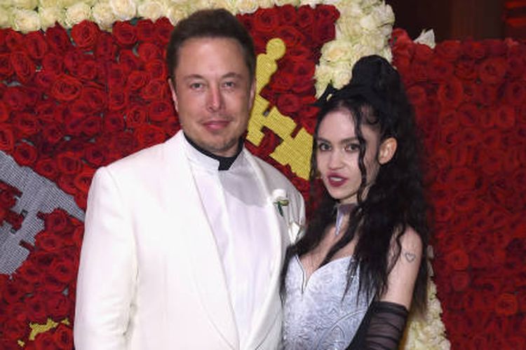 Perjalanan cinta Elon Musk dan Grimes. Ini potret saat menghadiri Heavenly Bodies: Fashion & The Catholic Imagination Costume Institute Gala di The Metropolitan Museum of Art pada 7 Mei 2018 di New York City. 