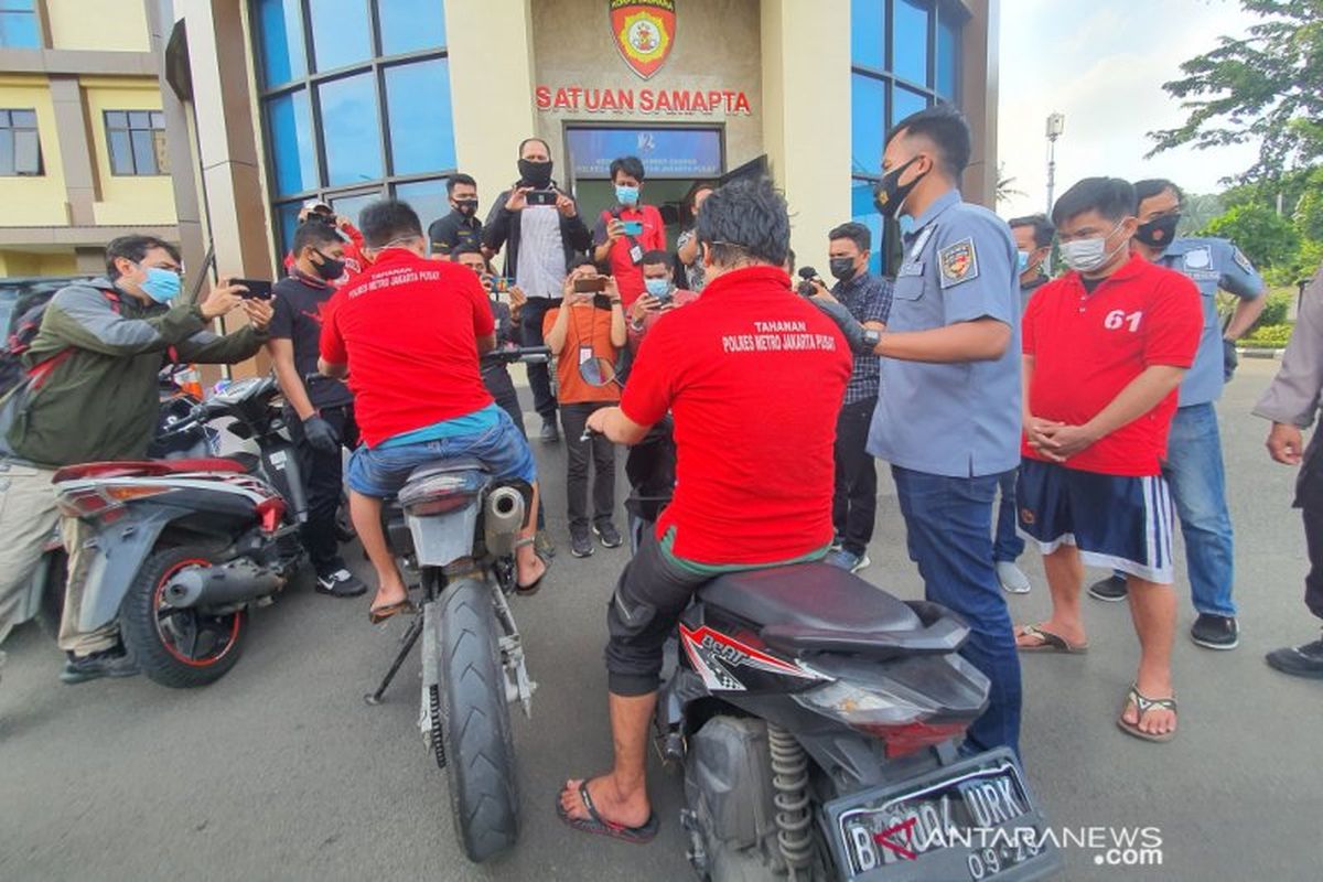 Reka adegan kasus penipuan dengan modus menuduh korban sebagai pelaku penganiayaan di Polres Metro Jakarta Pusat, Jumat (5/2/2021). (ANTARA/Livia Kristianti)