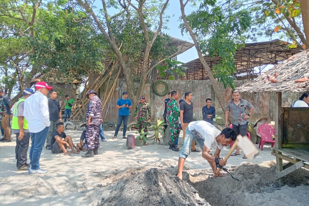 Penampakan tangki yang digunakan untuk menampung avtur hasil curian di Pantai Dewi Indah, Kecamatan Pantai Labu, Kabupaten Deli Serdang, Sumatera Utara, Selasa (12/2/2025) 