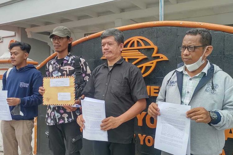 Koalisi pegiat HAM Yogyakarta saat kirim laporan kepada Komnas Perempuan RI melalui Kantor Pos Besar Kota Yogyakarta, Rabu (22/2/2023)