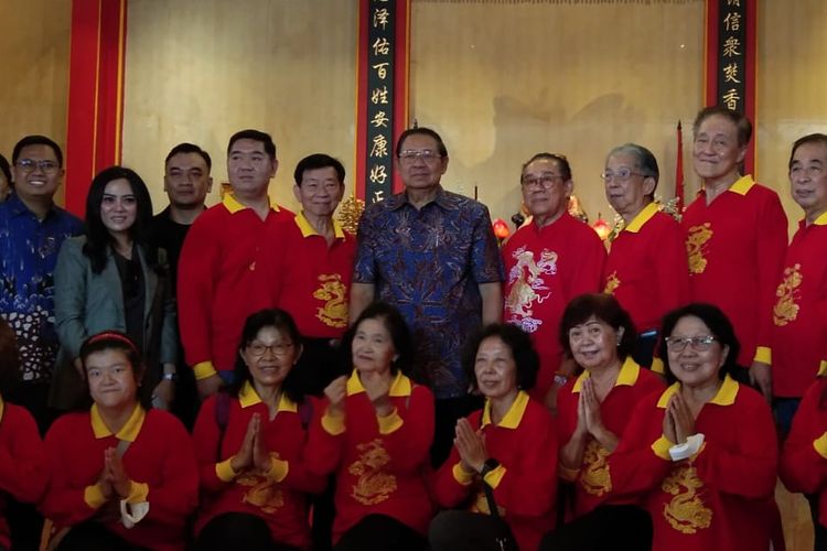 Presiden ke-6 RI, Susilo Bambang Yudhoyono (SBY) (berdiri tengah) berfoto bersama warga Tionhoa di TITD Liong Hok Bio, Magelang, Rabu (17/1/2024).