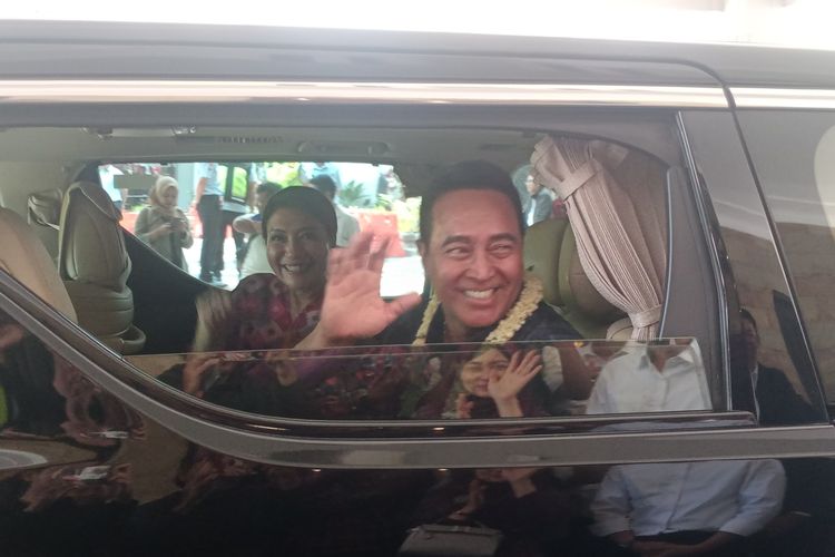 Mantan Panglima TNI, Jenderal (Purn) Andika Perkasa meninggalkan Gedung Samantha Krida, Universitas Brawijaya (UB) pada Senin (14/8/2023). 