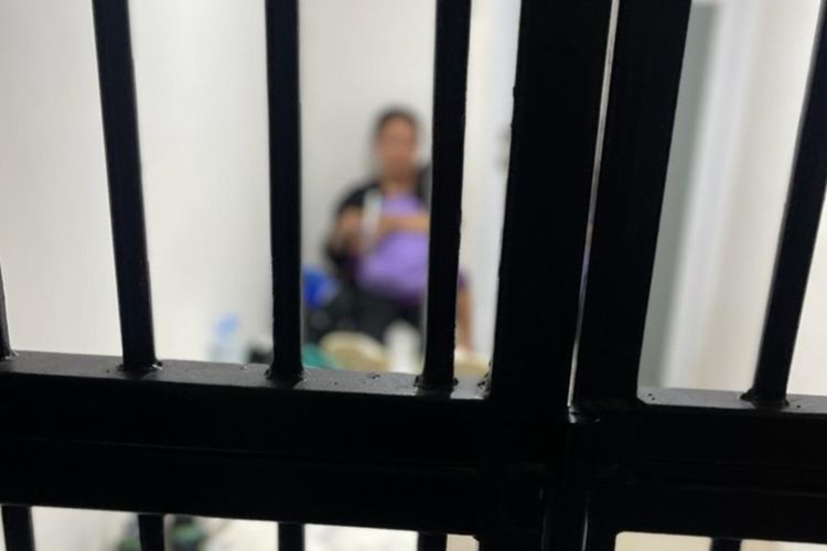 Terdakwa Titania Ferentsia (25) bersama anaknya yang masih berusia 5 tahun saat berada dalam sel tahanan Kejari Makassar, Kamis (7/3/2024)