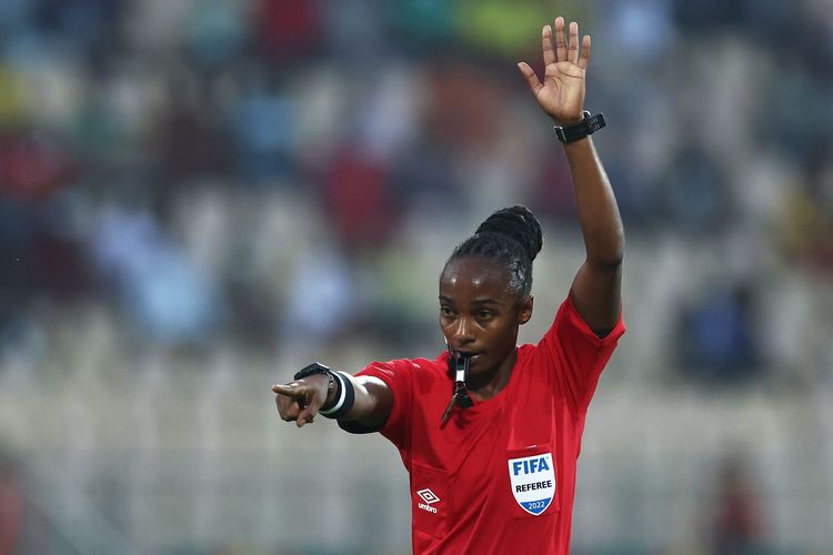 , perempuan Rwanda yang menjadi salah satu wasit pemimpin pertandingan di Piala Dunia 2022 Qatar (Foto dokumentasi FIFA)