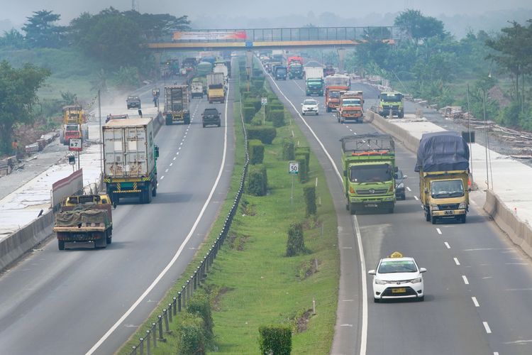 Pelebaran jalan di ruas tol Tangerang - Merak, Selasa (21/5/2019). Pekerjaan pelebaran jalan dimulai dari KM 39 hingga KM 51 dan dijadwalkan rampung pada September 2019 merupakan titia Irawan kemacetan saat mudik lebaran.