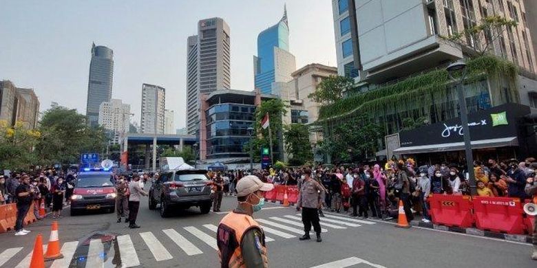 Petugas tampak memblokade area penyebrangan atau zebra cross yang biasa menjadi lokasi Citayam Fashion Week di Jalan Karang, Dukuh Atas, Jakarta Pusat, Selasa (26/7/2022).  