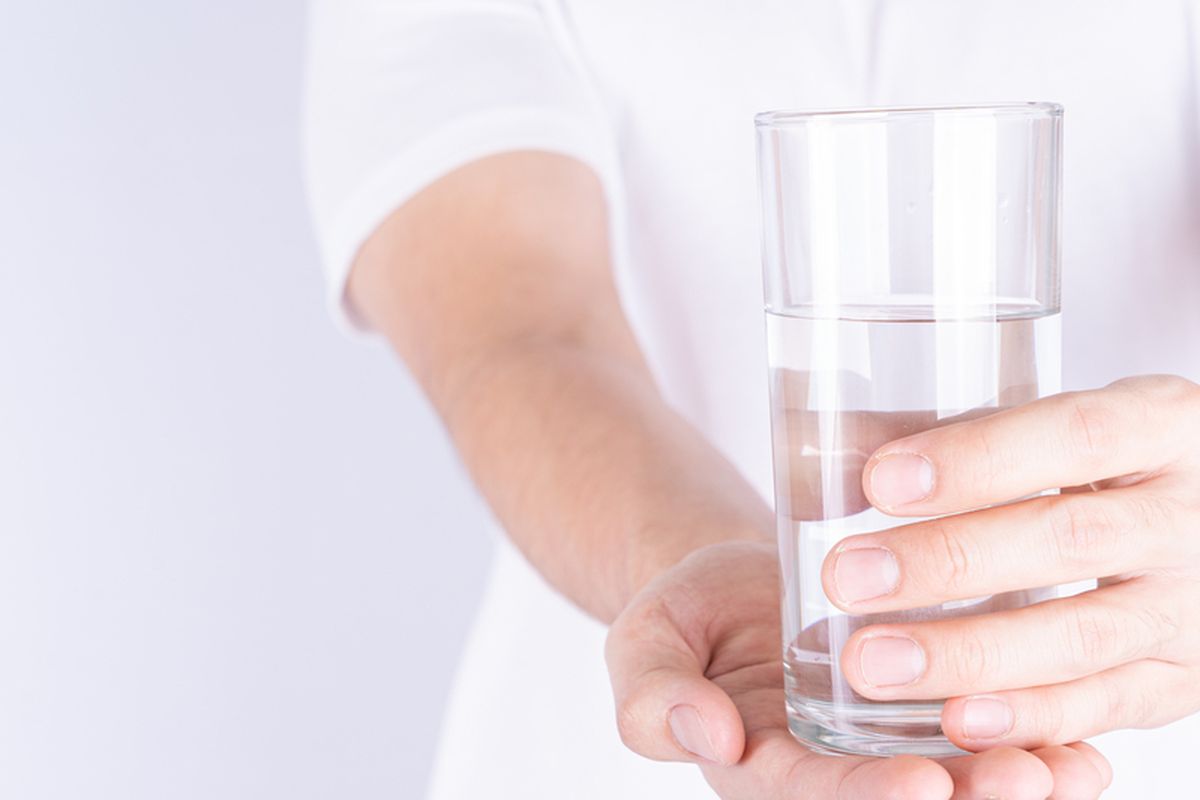 Minum air putih sebelum makan diyakini bisa menjadi metode yang efektif untuk mengontrol berat badan dengan membuat kita tetap kenyang.