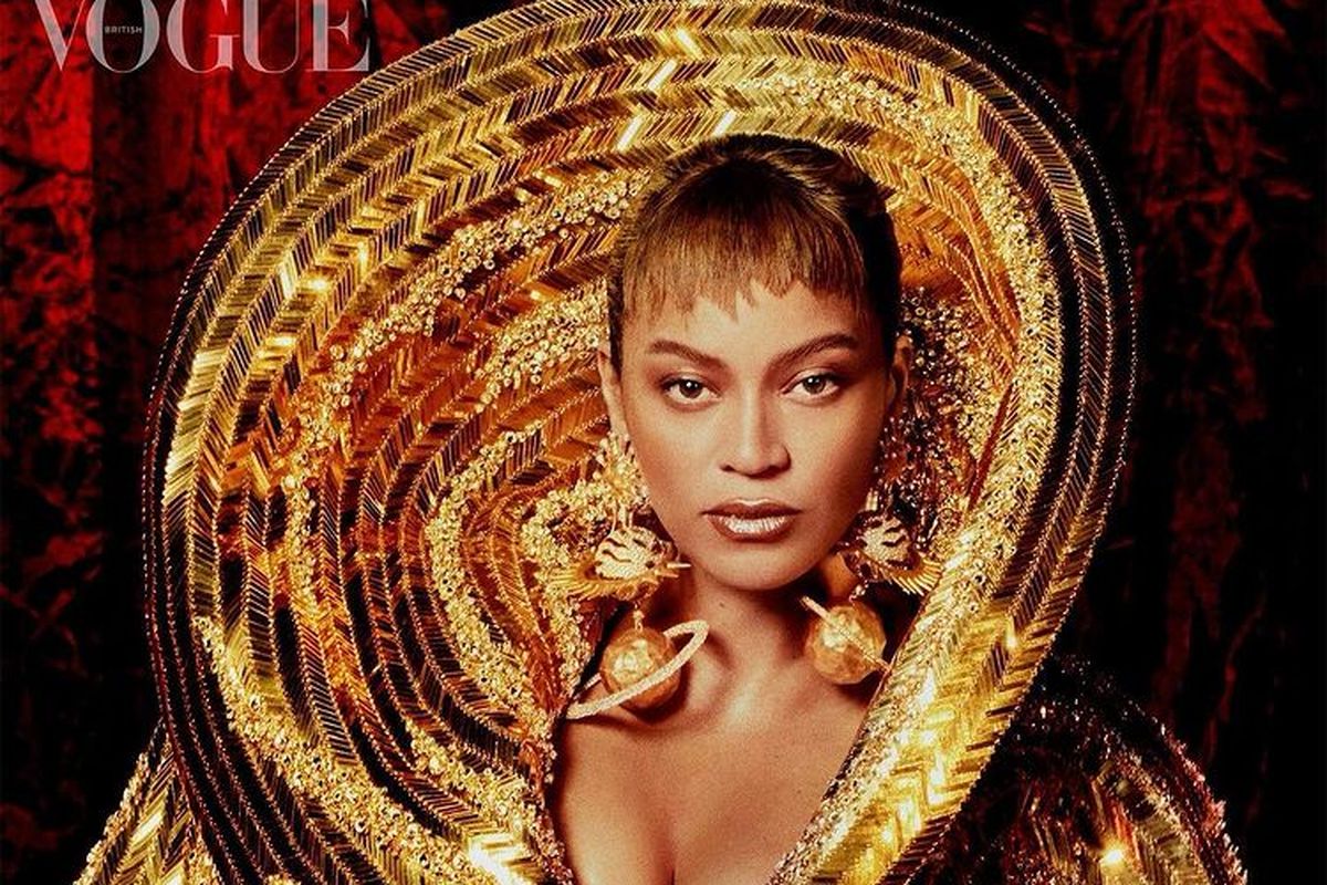 Beyonce di cover majalah Vogue Inggris Juli 2022, mengenakan balutan busana emas rancangan Daniel Roseberry. 
