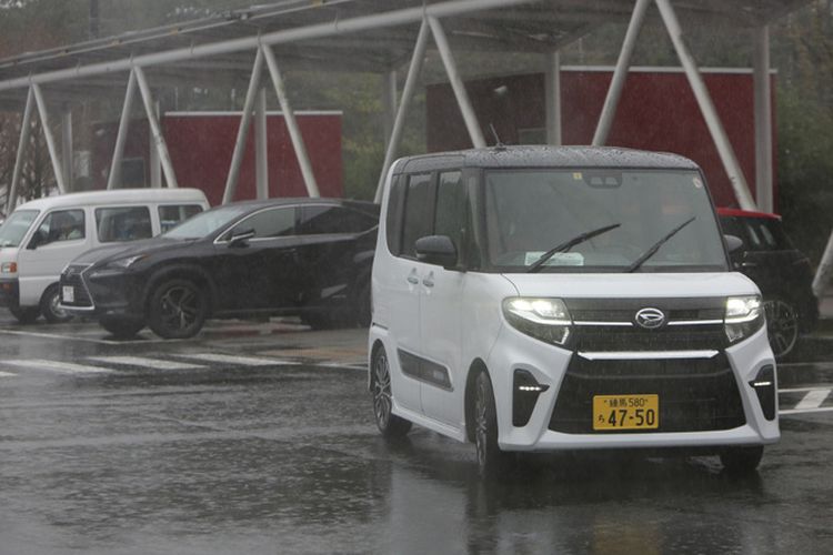 Test Drive Daihatsu Tanto di Fuji Speedway