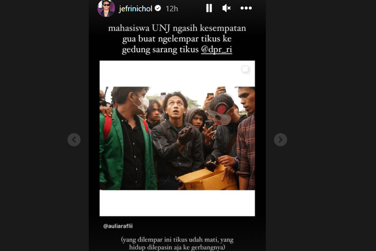 Artis peran Jefri Nichol ikut demo di depan Gedung MPR/DPR, Jakarta, Kamis (6/4/2023).