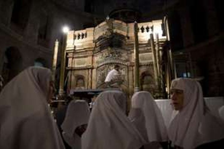Sejumlah biarawati sedang menyaksikan para ahli memulai proses restorasi makam Yesus di Yerusalem, Senin malam.  