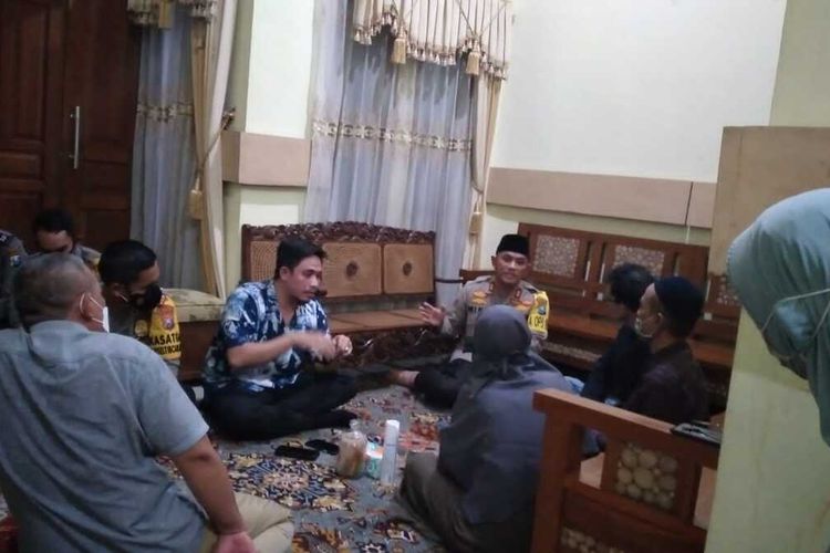 Kapolres Lamongan, AKBP Miko Indrayana mendatangi rumah korban di jalan Pattimura, Bojonegoro, untuk meminta maaf atas peristiwa salah tangkap