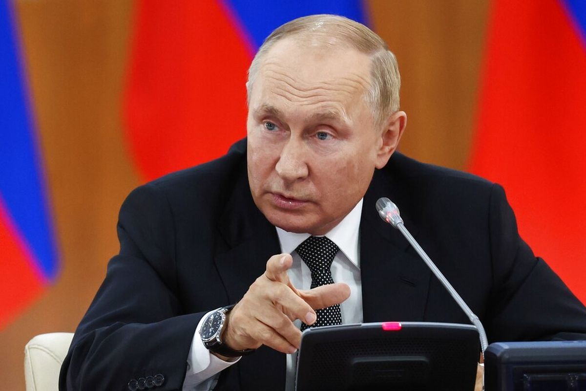 Presiden Rusia Vladimir Putin memberi isyarat saat dia berbicara selama pertemuan Dewan Negara di sisi Forum Ekonomi Timur di Vladivostok, Timur Jauh Rusia, Selasa, 6 September 2022.