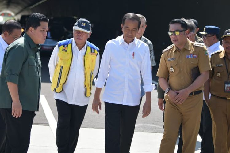Gubernur Jawa Barat (Jabar) Ridwan Kamil saat mendampingi Presiden Joko Widodo (Jokowi) yang melakukan kunjungan kerja di Majalengka dan Sumedang, Selasa (11/7/2023).
