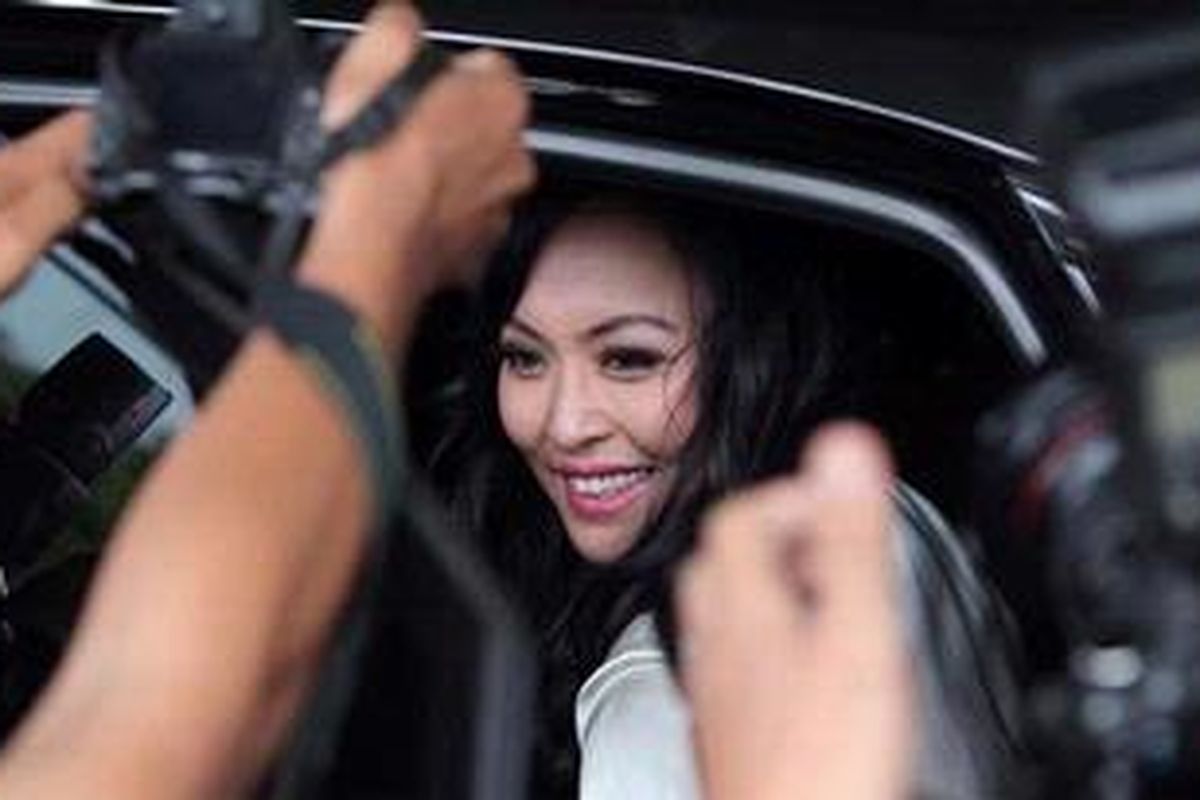 Anggota Badan Angaran DPR dari Partai Demokrat, Angelina Sondakh, meninggalkan Gedung Komisi Pemberanatasan Korupsi, Jakarta, Jumat (21/10/2011). Ia kembali diperiksa sebagai saksi dugaan korupsi dalam proyek pembangunan wisma atlet Sea Games di Palembang yang dilakukan Muhammad Nazaruddin. 