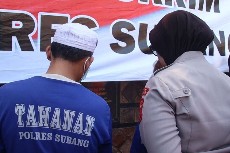 Kapolres Subang AKBP Sumarni menanyai salah seorang tersangka TPPO saat press release pengungkapan kasus TPPO di Mapolres Subang, Sabtu (10/6/2023).