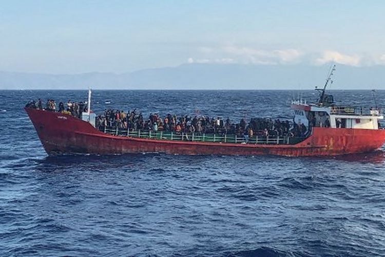 Sebuah kapal barang yang membawa 400 migran diselamatkan pada 29 Oktober 2021 sore oleh penjaga pantai Yunani.